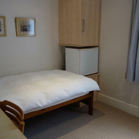 Hatsue Guest House Camberley Exterior photo