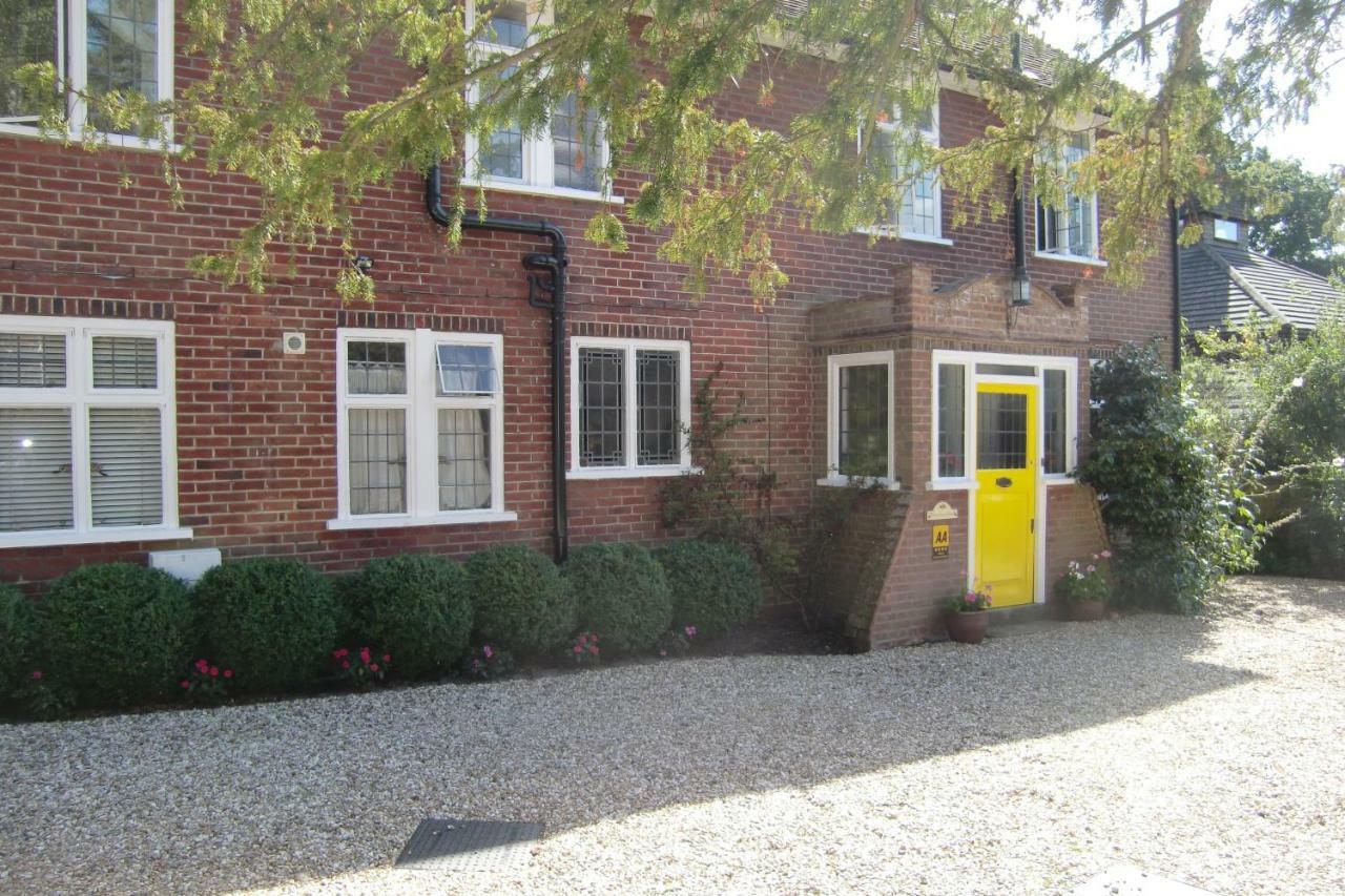 Hatsue Guest House Camberley Exterior photo