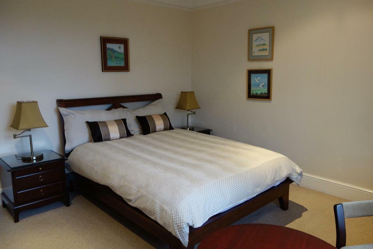 Hatsue Guest House Camberley Exterior photo