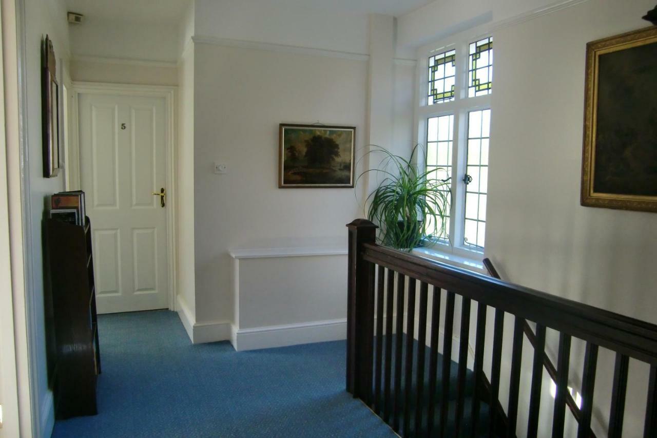 Hatsue Guest House Camberley Exterior photo